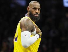 爱游戏体育-詹姆斯关键节点高光表现，TL带队取胜！的简单介绍