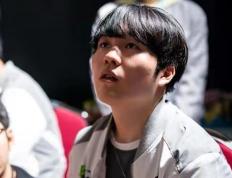 爱游戏-Rookie回归赛场，精彩发挥首场状态亮眼，拜仁观众沸腾！的简单介绍