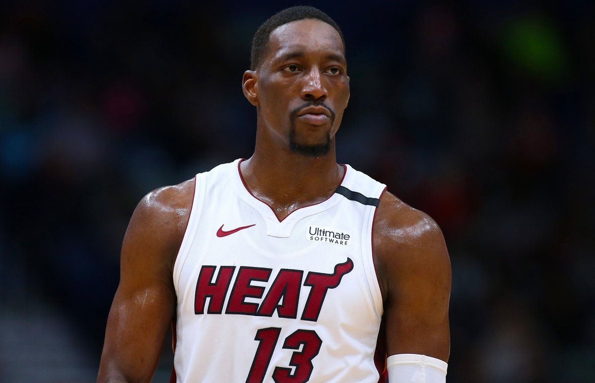 爱游戏体育- 下列错误的发球动作是 